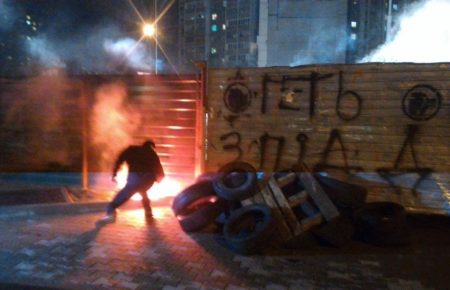 У Києві протестувальники зіткнулись з поліцією та розгромили АЗС  (ВІДЕО)