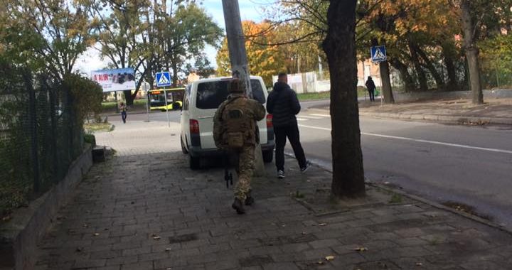 СБУ обшукує у Львові квартири активістів «Автономного опору» (ФОТО) СБУ обшукує у Львові квартири активістів «Автономного опору» (ФОТО)