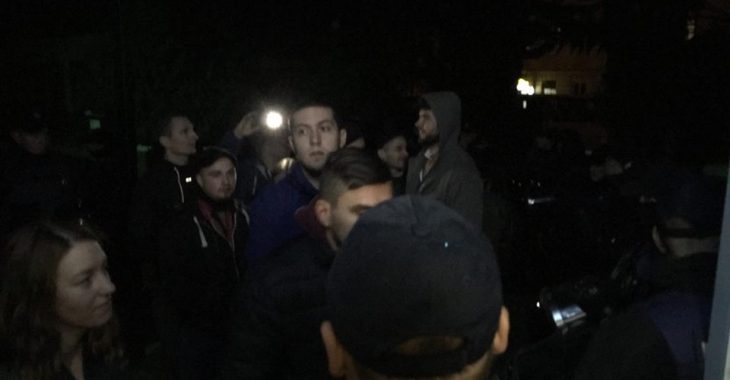Львів: активісти «Автономного опору» заявляють, що їх не пустили на Марш УПА, а потім відвезли до відділку Львів: активісти «Автономного опору» заявляють, що їх не пустили на Марш УПА, а потім відвезли до відділку
