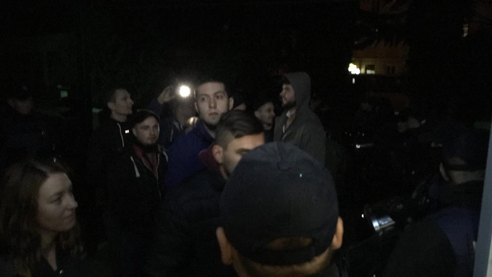 Львів: активісти «Автономного опору» заявляють, що їх не пустили на Марш УПА, а потім відвезли до відділку