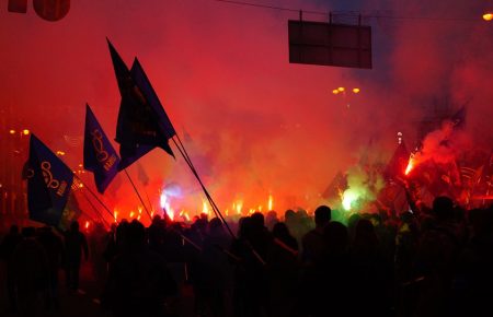 Хрещатик у диму: у центрі столиці відбувається Марш до 75-річчя УПА (ФОТОРЕПОРТАЖ)