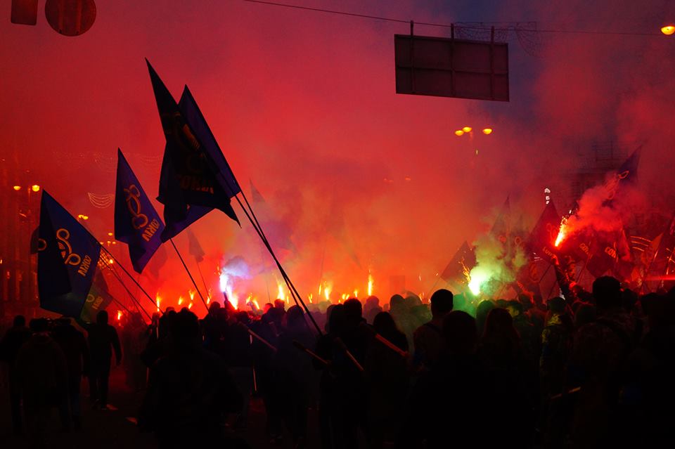 Хрещатик у диму: у центрі столиці відбувається Марш до 75-річчя УПА (ФОТОРЕПОРТАЖ)
