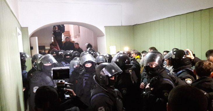 Силовики взяли штурмом Святошинський райсуд, частину людей затримали, — очевидиця (ВІДЕО, ФОТО) Силовики взяли штурмом Святошинський райсуд, частину людей затримали, — очевидиця (ВІДЕО, ФОТО)