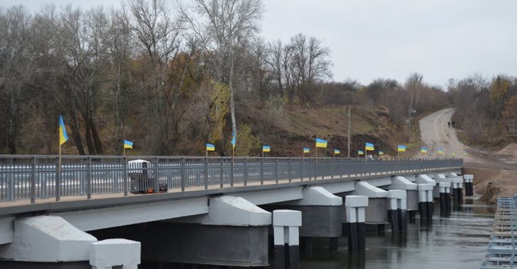 У Рубіжному відновили міст через Сіверський Донець (ФОТО) У Рубіжному відновили міст через Сіверський Донець (ФОТО)