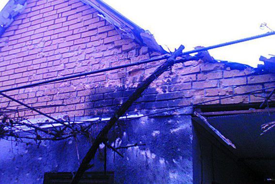 У Мар'їнці через обстріли пошкоджено три будинки (ФОТО) У Мар'їнці через обстріли пошкоджено три будинки (ФОТО)