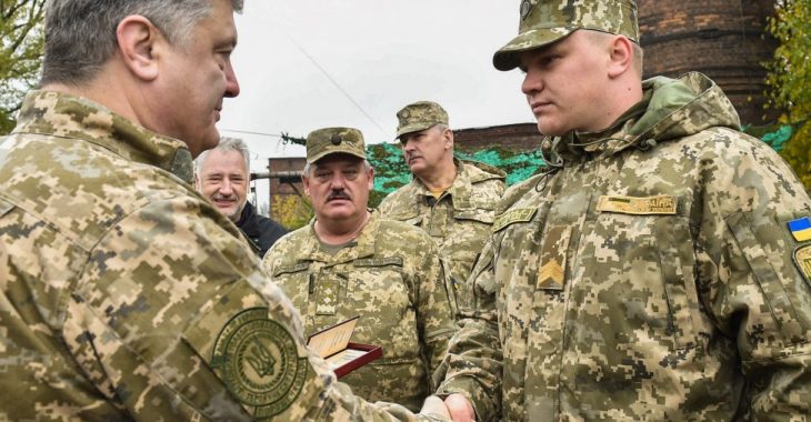 Президент нагородив 31 військовослужбовця в Авдіївці (ФОТО) Президент нагородив 31 військовослужбовця в Авдіївці (ФОТО)