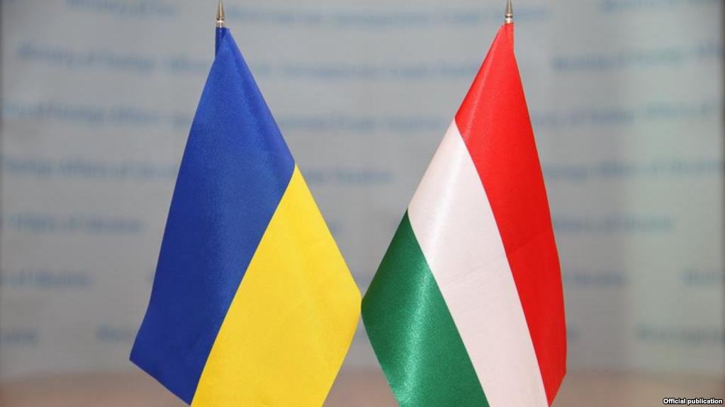 Скандал із паспортами: як Україні реагувати на зовнішню політику Угорщини щодо Закарпаття?