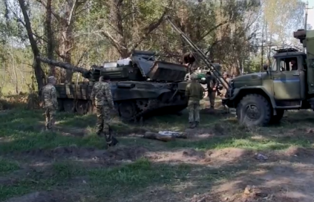 Луганський напрямок: військові показали, як готують техніку до зими (ВІДЕО)