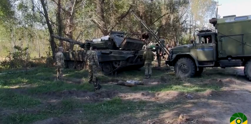 Луганський напрямок: військові показали, як готують техніку до зими (ВІДЕО)