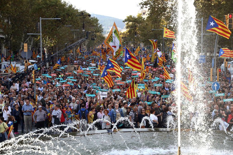 Тисячі каталонців вийшли на протест проти дострокових виборів (ФОТОРЕПОРТАЖ)