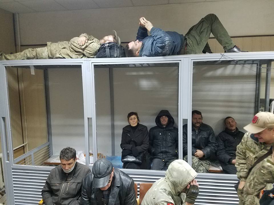 Прихильники Коханівського забарикадувалися в залі Святошинського суду (ФОТО)