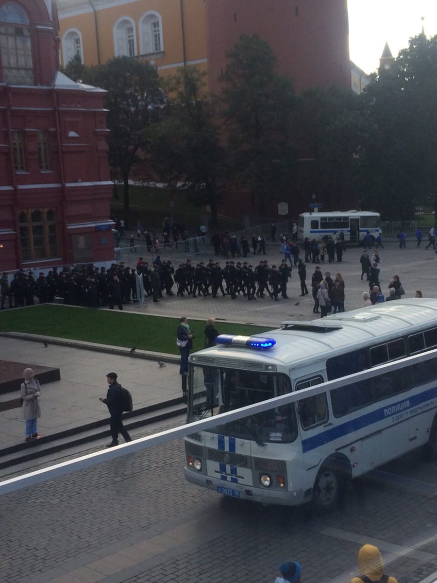 Біля Держдуми у Москві поліція затримує людей