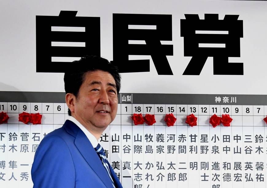 Прем'єр Японії, коаліція якого лідирує на виборах, обіцяє «розібратися» з Північною Кореєю