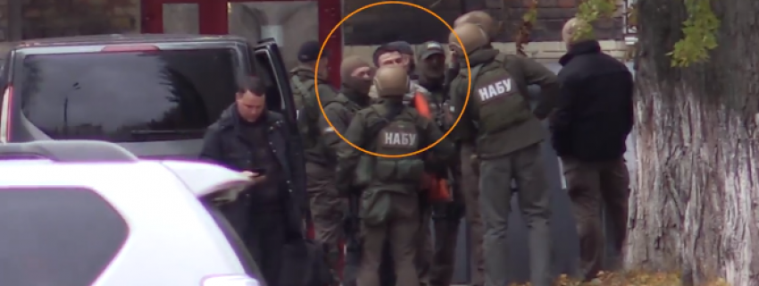 Поліція перекрила квартал, де тривають обшуки в квартирі сина Авакова - харківський журналіст