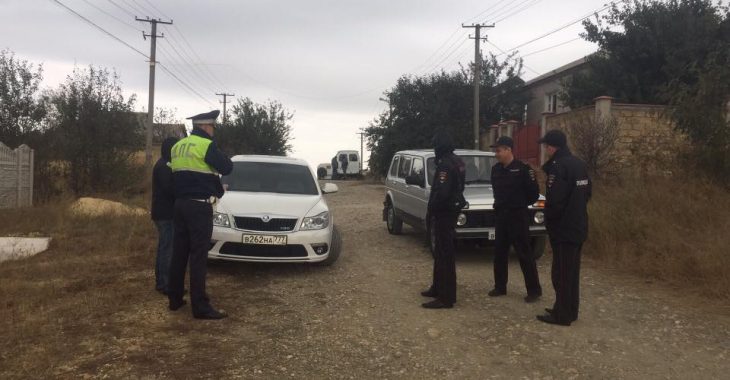 В Криму обшуки, двох чоловіків відвезли в невідомому напрямку (ВІДЕО) В Криму обшуки, двох чоловіків відвезли в невідомому напрямку (ВІДЕО)