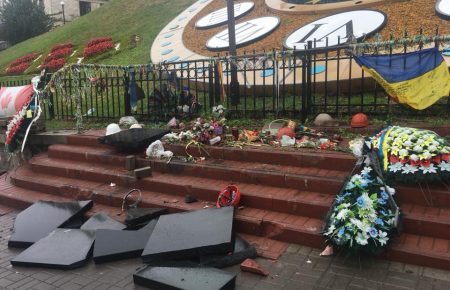 В Києві розбили пам’ятник на Алеї Героїв Небесної Сотні (ФОТО)