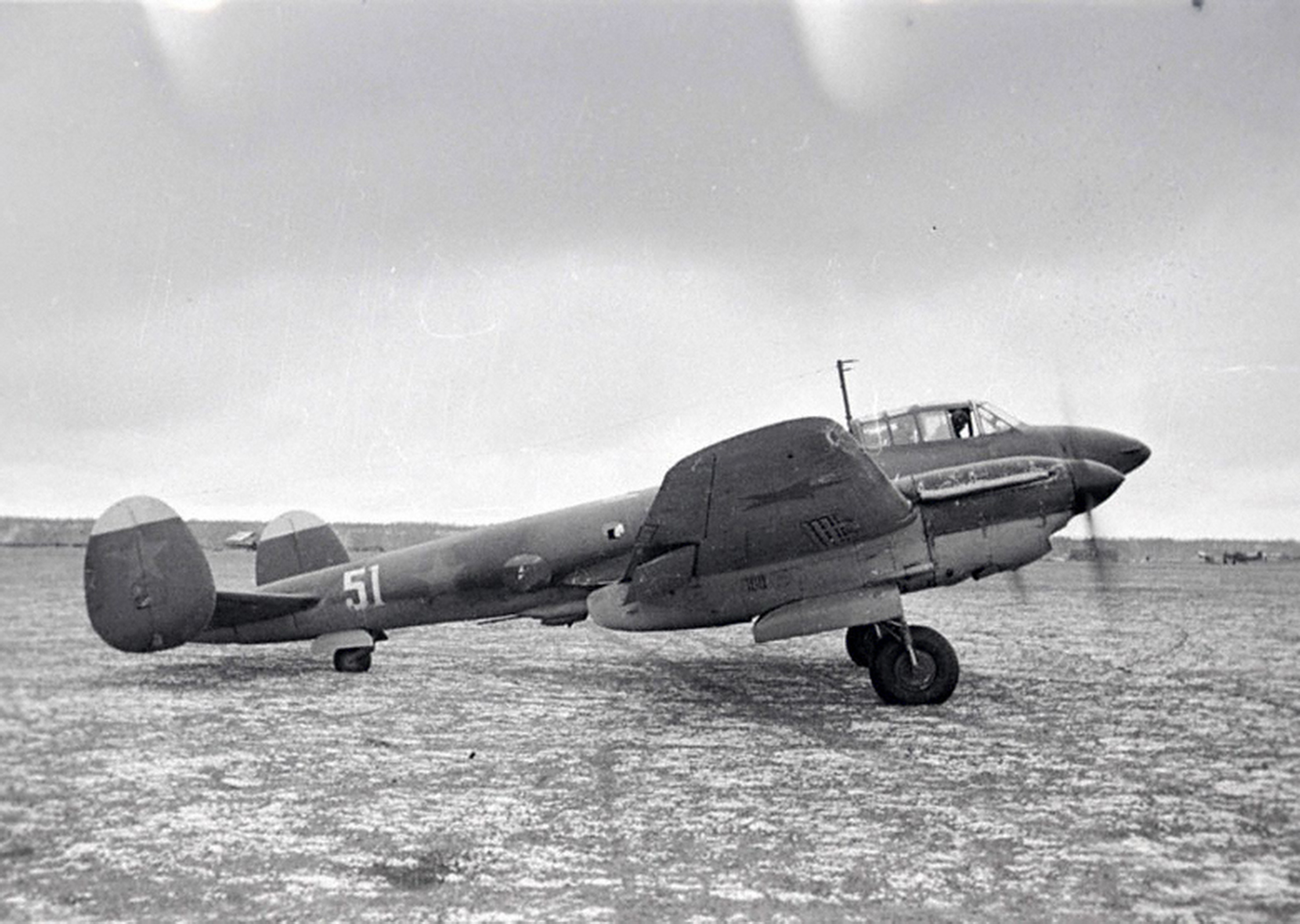 На Херсонщині шукачі металу виявили на пустирі збитий літак часів Другої світової