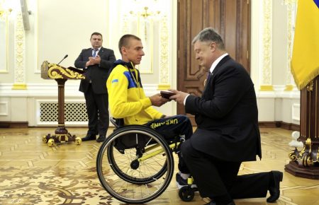 Президент Порошенко став на одне коліно перед переможцем Invictus Games