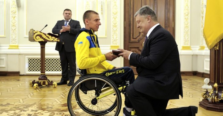 Президент Порошенко став на одне коліно перед переможцем Invictus Games Президент Порошенко став на одне коліно перед переможцем Invictus Games