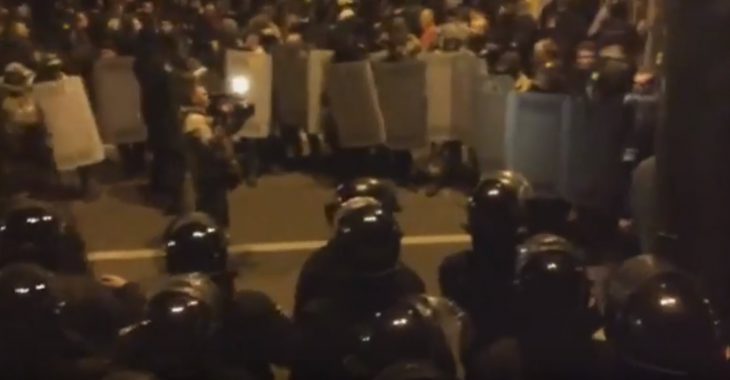 Під Радою на ніч лишились сотні протестувальників (пряма трансляція, ВІДЕО) Під Радою на ніч лишились сотні протестувальників (пряма трансляція, ВІДЕО)
