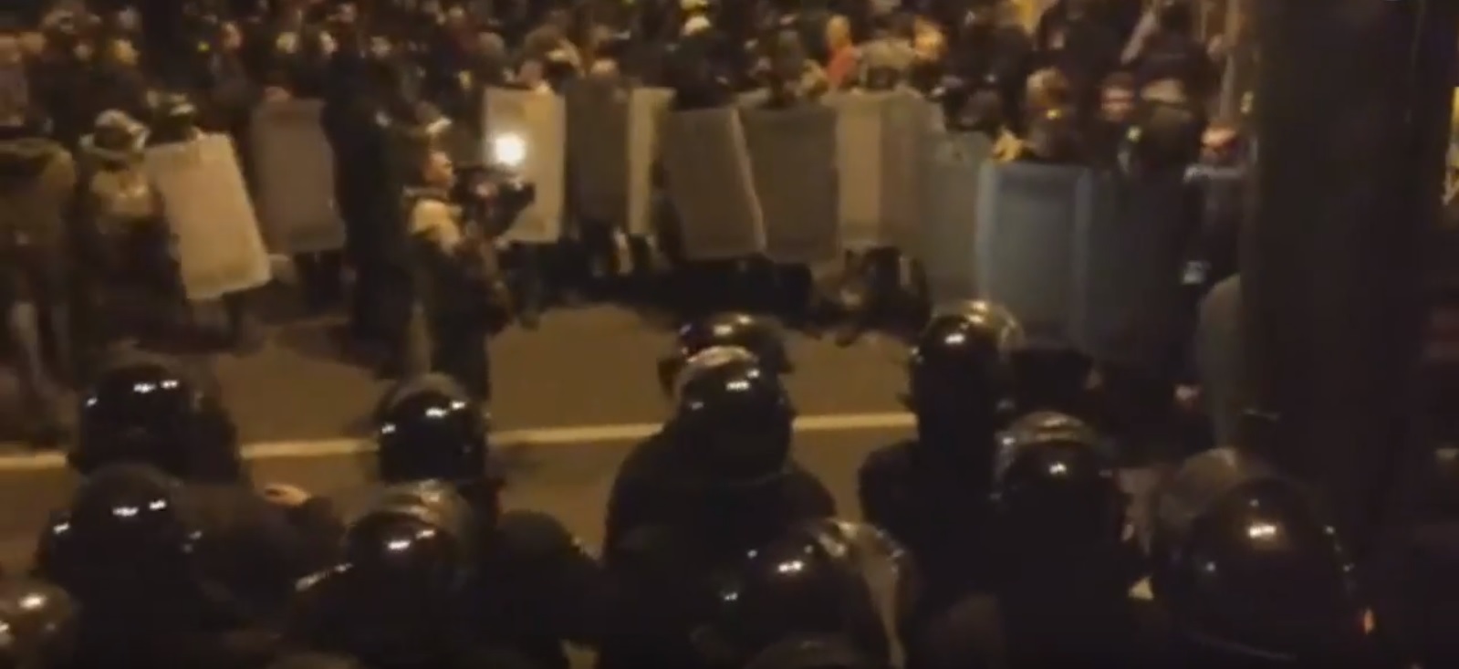 Під Радою на ніч лишились сотні протестувальників (пряма трансляція, ВІДЕО)