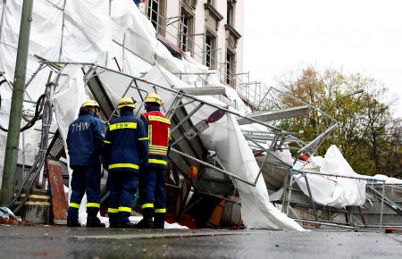 Внаслідок буревію у Європі загинули щонайменше 5 осіб, — ЗМІ (ФОТО, ВІДЕО)