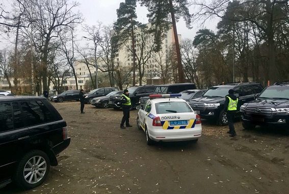 Правоохоронці навідалися на «зустріч» кримінальних авторитетів: до відділку забрали понад 60 осіб (ФОТО) Правоохоронці навідалися на «зустріч» кримінальних авторитетів: до відділку забрали понад 60 осіб (ФОТО)