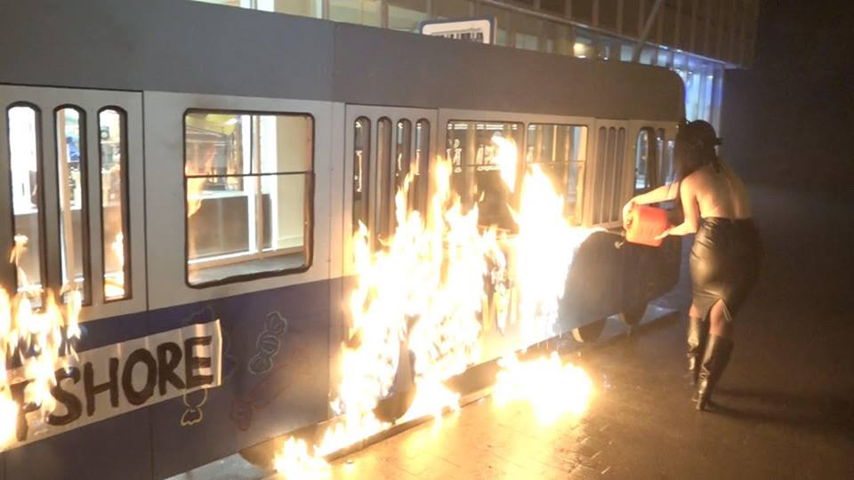 Femen підпалили «трамвай» біля магазину Roshen у Вінниці (ФОТО)