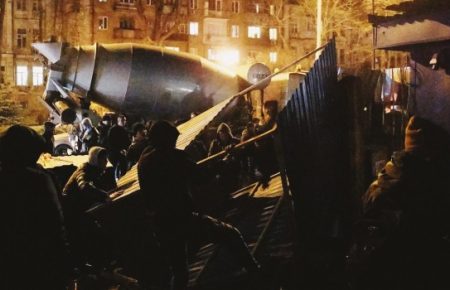 Нацкорпус розгромив паркан київської забудови(ФОТО)