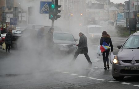 У центрі Києва прорвало трубу, вулицею тече гаряча вода (ФОТО)
