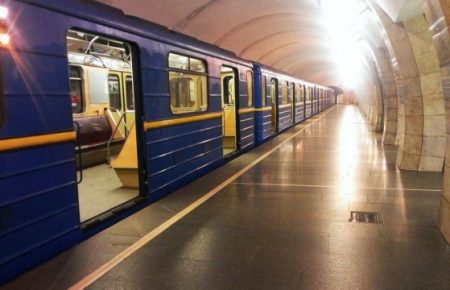 Поліція отримала повідомлення про мінування всіх станцій метро у Києві. Наразі закрили тільки одну станцію