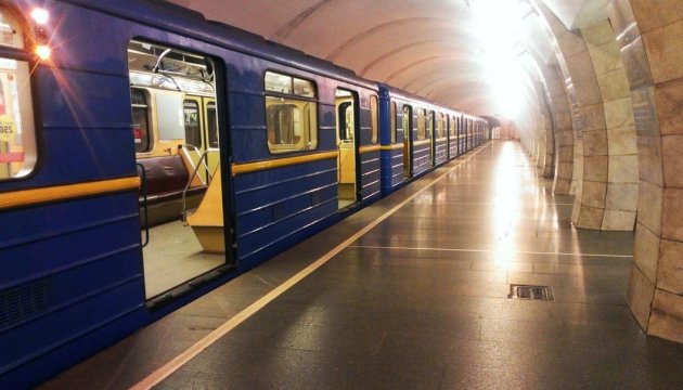 Поліція отримала повідомлення про мінування всіх станцій метро у Києві. Наразі закрили тільки одну станцію