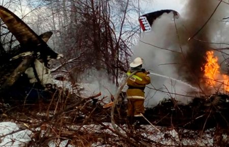 У Росії літак впав поряд з житловим будинком, один пілот загинув (ВІДЕО)