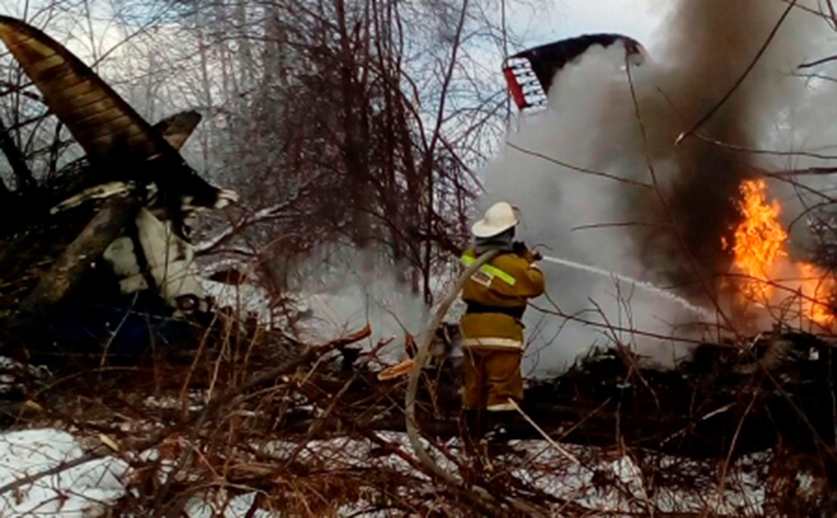 У Росії літак впав поряд з житловим будинком, один пілот загинув (ВІДЕО)