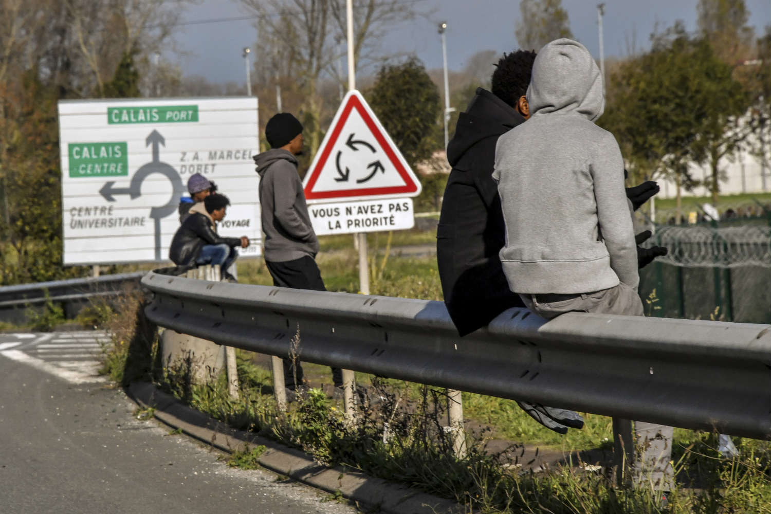 Французька поліція стріляла в автобус з мігрантами, який наїхав на поліцейських