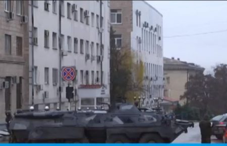 У центрі Луганська озброєні люди без розпізнавальних знаків оточили так зване «МВС ЛНР» (ВІДЕО)