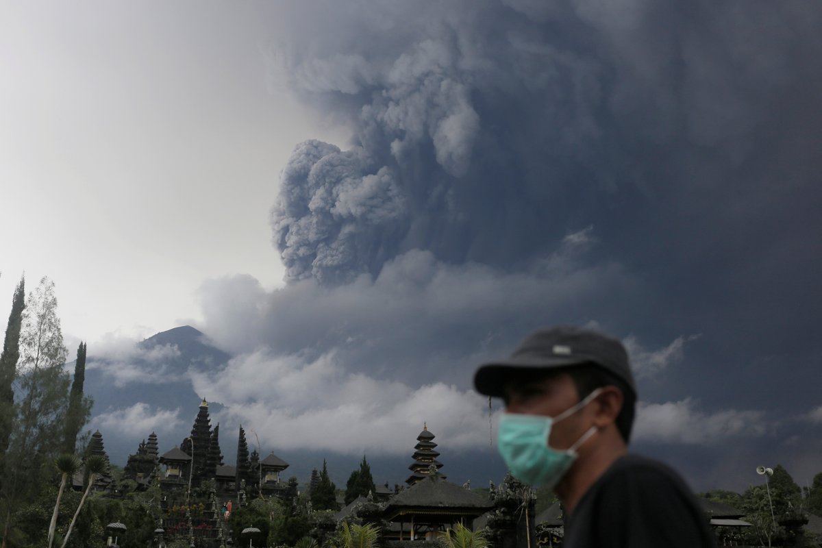 На Балі масова евакуація через очікування потужного виверження вулкана(ФОТО)