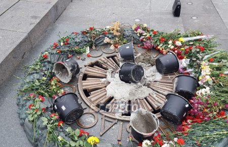 У Києві невідомі залили цементом «Вічний вогонь» на меморіальному комплексі «Вічної Слави» (ФОТО)