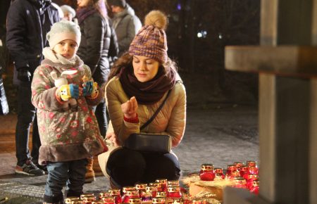 Акція «Запали свічку»: люди приходили з дітьми, бо хочуть передати їм пам’ять про Голодомор (ФОТО)