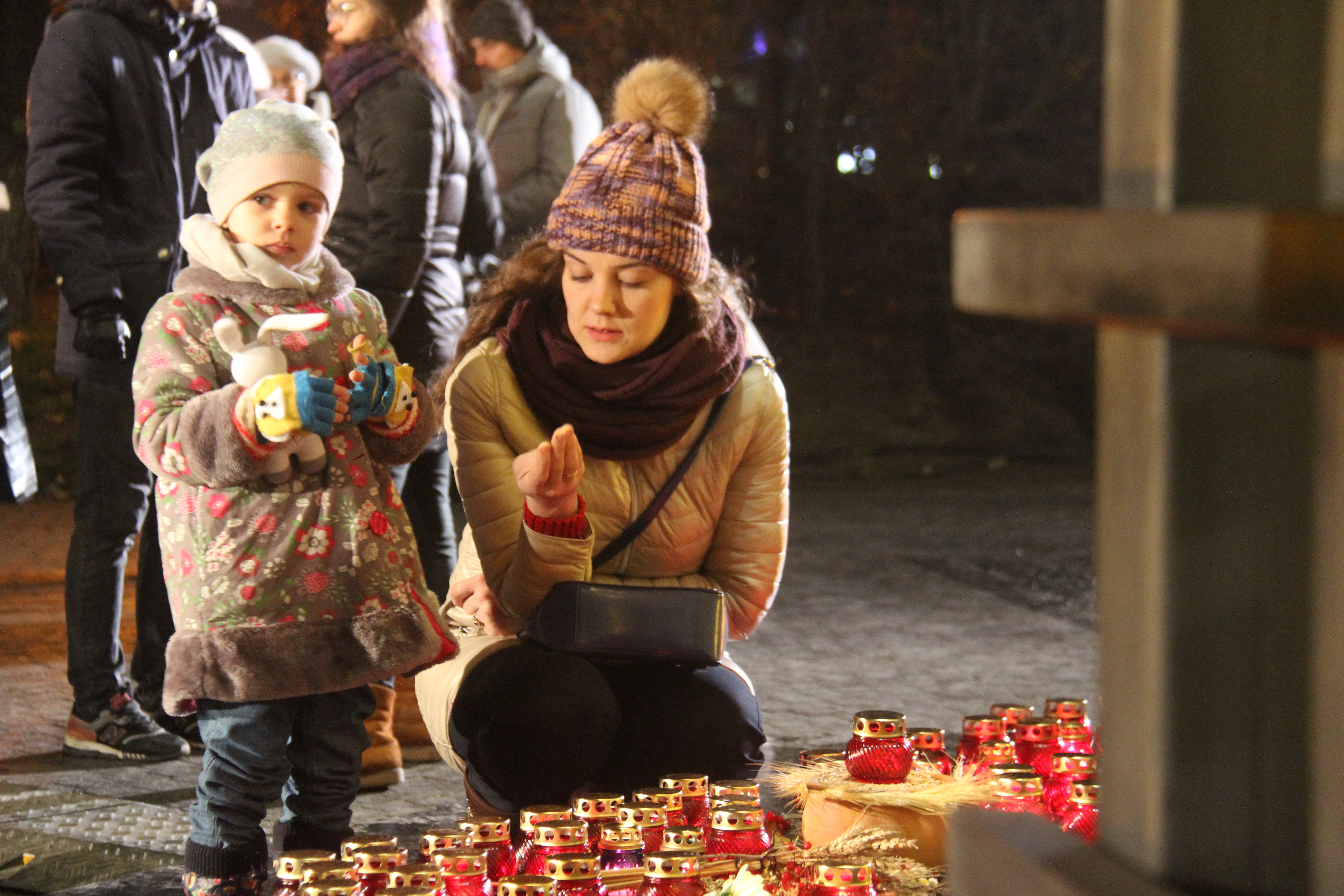 Акція «Запали свічку»: люди приходили з дітьми, бо хочуть передати їм пам’ять про Голодомор (ФОТО)