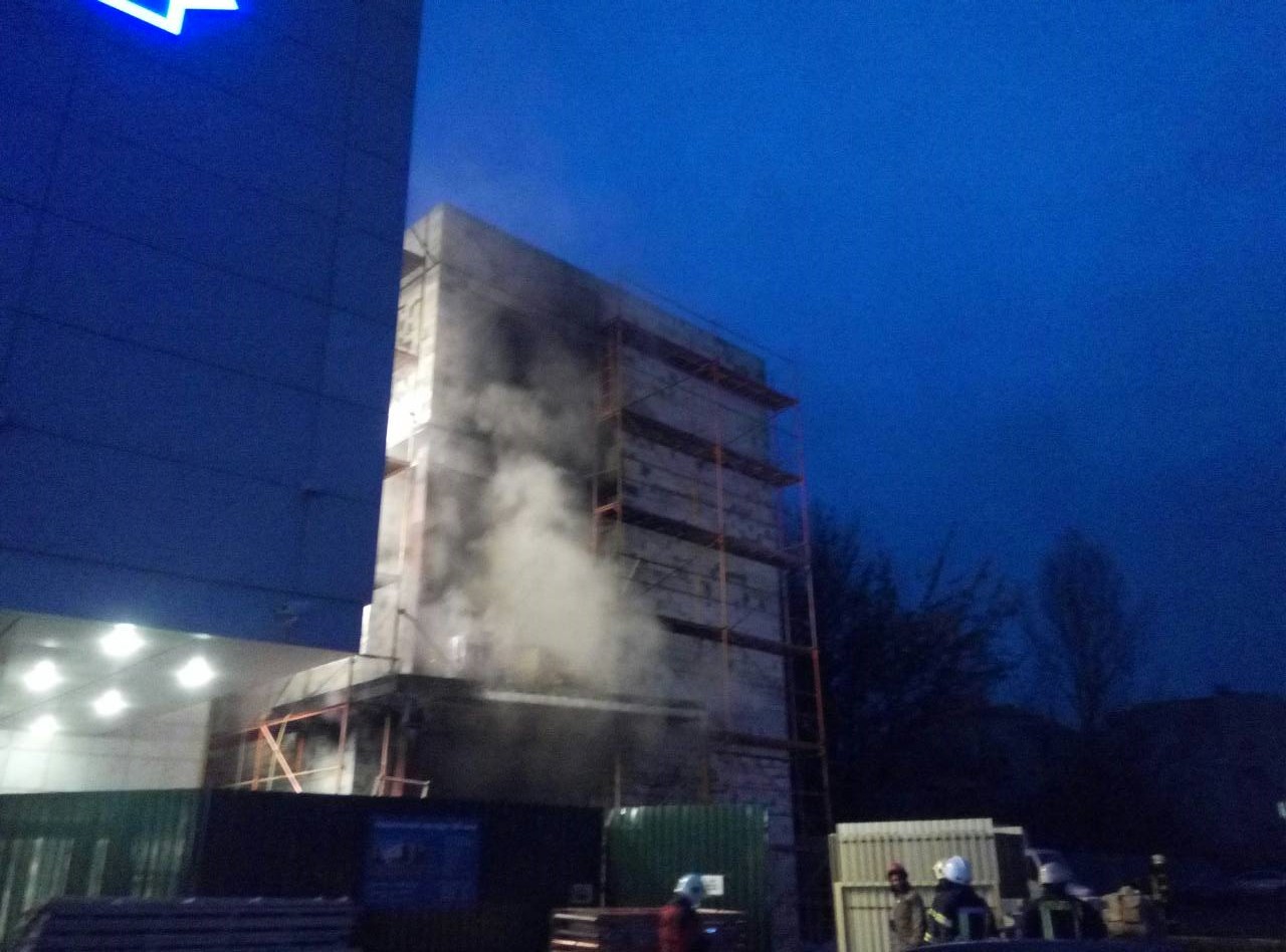 У Києві загорілася недобудова біля ТЦ «Агромат» (ФОТО)