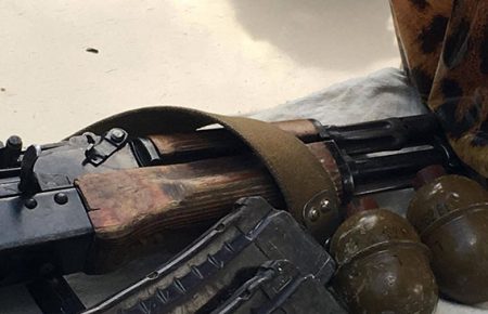 В Одесі поліція затримала чоловіка, який перевозив вогнепальну зброю та гранати