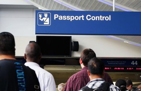 США: на паспортах педофілів робитимуть спеціальні позначки