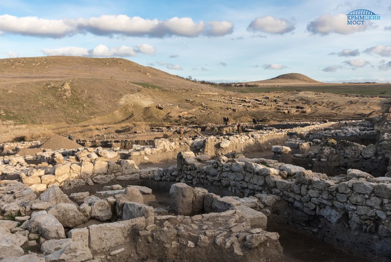 В окупованій Керчі російські археологи проводять розкопки в стародавньому поселенні