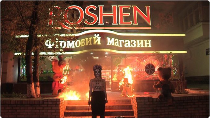 У Києві активістка Femen підпалила ведмедів перед магазином Roshen (ФОТО, ВІДЕО)