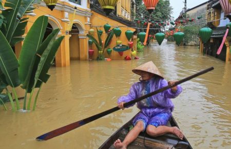 У В’єтнамі тайфун «Дамрі» упродовж останніх трьох діб забрав життя понад 40 людей (ВІДЕО)