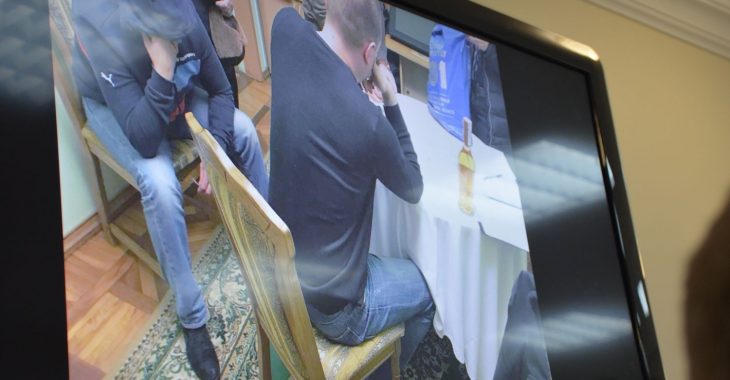 У Миколаєві затримали директора аеропорту за спробу дати хабара голові ОДА (ФОТО) У Миколаєві затримали директора аеропорту за спробу дати хабара голові ОДА (ФОТО)