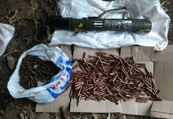 У прифронтовій Миколаївці знайшли арсенал боєприпасів (ФОТО)