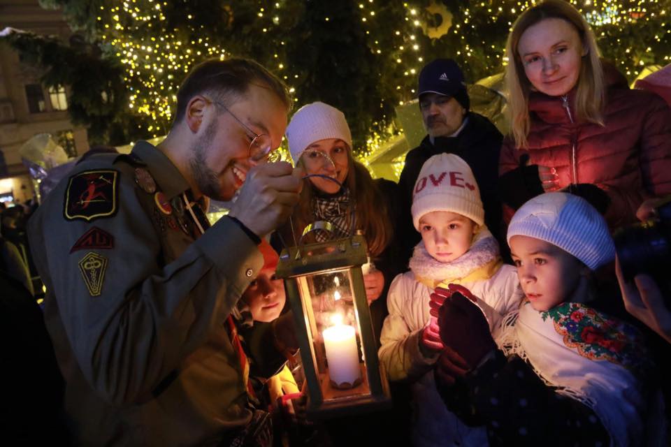 В Україну прибув Вифлеємський вогонь миру (ФОТО, ВІДЕО)