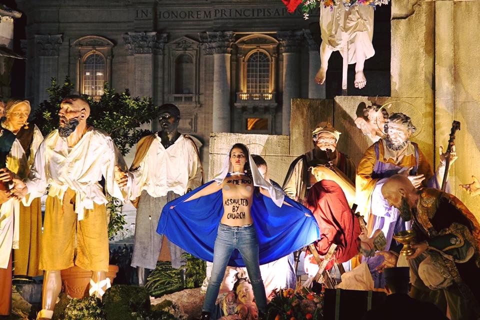 Активістки FEMEN влаштували акцію під час різдвяної служби у Ватикані (ФОТО)